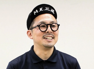 第171回芥川賞にノミネートした松永K三蔵さん=神戸市中央区