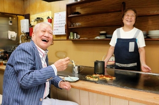 「神戸松竹座時代の思い出の味といえば『よっちゃん』」と笑福亭呂鶴。店主の清水真理さんと=神戸市兵庫区福原町4