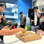 島国ナウル、将棋よ広がれ 万博会場で山崎九段、文化省職員に伝授