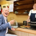 「神戸松竹座時代の思い出の味といえば『よっちゃん』」と笑福亭呂鶴。店主の清水真理さんと=神戸市兵庫区福原町4
