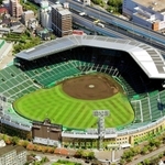 現在の甲子園球場のアルプス席は屋根がなく、日差しが降り注ぐ=2020年8月、西宮市甲子園町