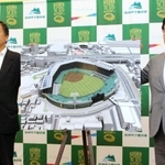 甲子園球場の銀傘拡張計画を発表する阪神電気鉄道の谷本修取締役(右)と日本高野連の宝馨会長=2日午前、西宮市甲子園町