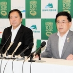 甲子園球場の銀傘拡張計画を発表する阪神電気鉄道の谷本修取締役(右)と日本高野連の宝馨会長=2日午前、西宮市甲子園町