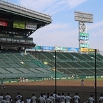 アルプススタンド(右奥)まで銀傘が拡張される阪神甲子園球場=西宮市(撮影・笠原次郎)