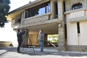 最新の機材で文化財を撮影するスタッフら=芦屋市山手町 最新の機材で文化財を撮影するスタッフら=芦屋市山手町