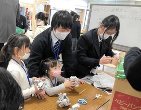 東日本大震災の被災地支援などに取り組んできた尼崎西高校生による防災グッズ作りのプログラム=尼崎市大庄西町3(尼崎西高校提供) 東日本大震災の被災地支援などに取り組んできた尼崎西高校生による防災グッズ作りのプログラム=尼崎市大庄西町3(尼崎西高校提供)