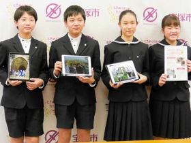 取材で撮影した写真などを示して連携プロジェクトを紹介する関西学院初等部の6年生=宝塚市東洋町、宝塚市役所 取材で撮影した写真などを示して連携プロジェクトを紹介する関西学院初等部の6年生=宝塚市東洋町、宝塚市役所