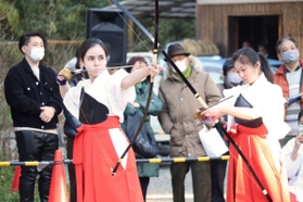 魔よけの矢を放つ神事「弓始(ゆみはじめ)」=西宮市大社町、広田神社 魔よけの矢を放つ神事「弓始(ゆみはじめ)」=西宮市大社町、広田神社