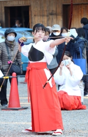 魔よけの矢を放つ神事「弓始(ゆみはじめ)」=西宮市大社町、広田神社 魔よけの矢を放つ神事「弓始(ゆみはじめ)」=西宮市大社町、広田神社