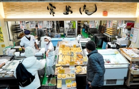 豆腐や揚げを買い求める客でにぎわう=尼崎市杭瀬本町1、宮島庵 豆腐や揚げを買い求める客でにぎわう=尼崎市杭瀬本町1、宮島庵
