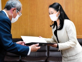 宝塚市長選で初当選し、当選証書を受け取る山崎晴恵氏(右)=宝塚市役所(撮影・西尾和高) 宝塚市長選で初当選し、当選証書を受け取る山崎晴恵氏(右)=宝塚市役所(撮影・西尾和高)