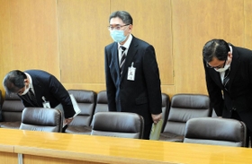謝罪する宝塚市立病院の島廣弘二経営統括部長ら(左から2人目)=宝塚市役所 謝罪する宝塚市立病院の島廣弘二経営統括部長ら(左から2人目)=宝塚市役所