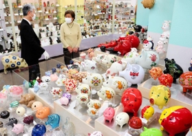 世界中のブタの貯金箱が並ぶ=尼崎市西本町北通3、尼崎信用金庫世界の貯金箱博物館 世界中のブタの貯金箱が並ぶ=尼崎市西本町北通3、尼崎信用金庫世界の貯金箱博物館