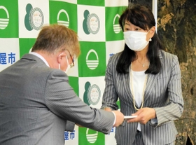 職員間のパワハラ問題を巡り、第三者委から再調査結果の報告書を受け取る伊藤舞市長=芦屋市役所 職員間のパワハラ問題を巡り、第三者委から再調査結果の報告書を受け取る伊藤舞市長=芦屋市役所