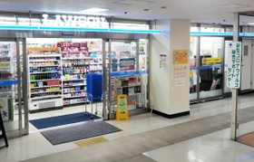 尼崎市役所地下1階のローソン。市民も休憩に使える=尼崎市東七松町1 尼崎市役所地下1階のローソン。市民も休憩に使える=尼崎市東七松町1