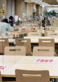 西宮市役所の食堂で食事をする職員や市民。コロナ感染対策の仕切りを設ける=西宮市六湛寺町 西宮市役所の食堂で食事をする職員や市民。コロナ感染対策の仕切りを設ける=西宮市六湛寺町