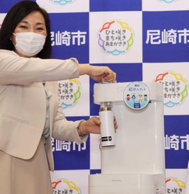 設置されるウオーターサーバーを体験する稲村和美市長=尼崎市役所 設置されるウオーターサーバーを体験する稲村和美市長=尼崎市役所