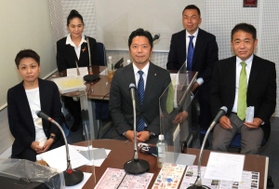 意見を交換した三富智恵子氏、風早寿郎氏、門隆志氏(前列左から)、織田貴子氏、橋本成年氏(後列左から)=宝塚市逆瀬川1、エフエム宝塚(撮影・斎藤雅志) 意見を交換した三富智恵子氏、風早寿郎氏、門隆志氏(前列左から)、織田貴子氏、橋本成年氏(後列左から)=宝塚市逆瀬川1、エフエム宝塚(撮影・斎藤雅志)