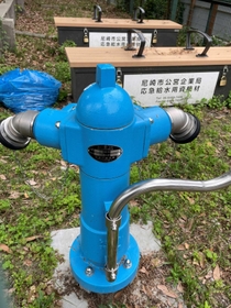 応急給水栓。資材を収納するベンチもある=尼崎市内 応急給水栓。資材を収納するベンチもある=尼崎市内
