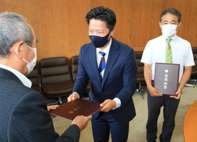 当選証書を受け取る風早寿郎氏(中央)と門隆志氏(右)=宝塚市東洋町、宝塚市役所(撮影・斎藤雅志) 当選証書を受け取る風早寿郎氏(中央)と門隆志氏(右)=宝塚市東洋町、宝塚市役所(撮影・斎藤雅志)