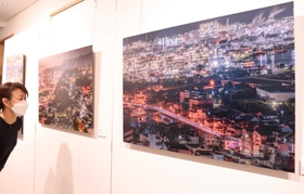 工場地帯の夜景写真が並ぶ小林哲朗さんの企画展=尼崎市北城内、尼崎城 工場地帯の夜景写真が並ぶ小林哲朗さんの企画展=尼崎市北城内、尼崎城