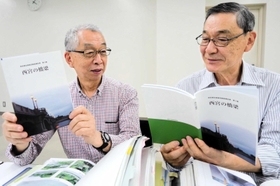 西宮市内の橋について調査結果をまとめた西宮歴史調査団のメンバー=西宮市川添町、市立郷土資料館 西宮市内の橋について調査結果をまとめた西宮歴史調査団のメンバー=西宮市川添町、市立郷土資料館