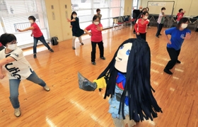 「あみちゃん」と一緒に体操を楽しむ参加者=川西市小花1 「あみちゃん」と一緒に体操を楽しむ参加者=川西市小花1