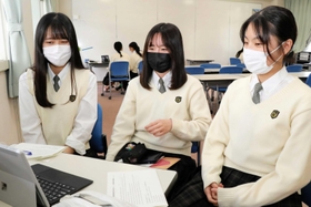 画面越しにオーストラリアの生徒と会話をする国際高校の生徒=芦屋市新浜町 画面越しにオーストラリアの生徒と会話をする国際高校の生徒=芦屋市新浜町