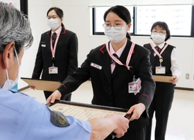 横山博章署長から感謝状を受け取る羽倉里緒さんと河合裕美さん(左)と北村博子さん(右)=尼崎市潮江5、尼崎東署 横山博章署長から感謝状を受け取る羽倉里緒さんと河合裕美さん(左)と北村博子さん(右)=尼崎市潮江5、尼崎東署