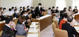 新しい顔ぶれを前に自己紹介する市議ら=尼崎市役所 新しい顔ぶれを前に自己紹介する市議ら=尼崎市役所