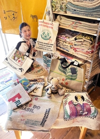 ユニークな柄のコーヒー豆袋をバッグや小物に再生する「ユリ」の中島彌生さん=宝塚市高司2 ユニークな柄のコーヒー豆袋をバッグや小物に再生する「ユリ」の中島彌生さん=宝塚市高司2