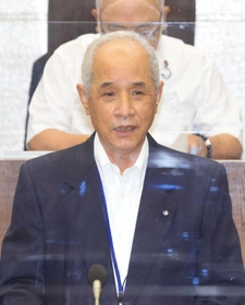辞職を表明する福田長治町長=猪名川町役場 辞職を表明する福田長治町長=猪名川町役場