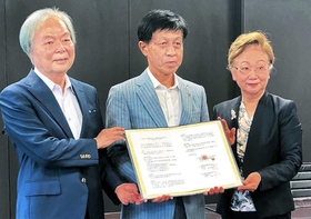 協定書を交わした大手前大、大手前短大、県建設業協会のトップ3人=西宮市御茶家所町、大手前大学(提供) 協定書を交わした大手前大、大手前短大、県建設業協会のトップ3人=西宮市御茶家所町、大手前大学(提供)