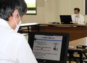 官製談合防止研修でパソコン上に映し出された資料を見つめる職員ら=尼崎市東七松町2 官製談合防止研修でパソコン上に映し出された資料を見つめる職員ら=尼崎市東七松町2