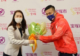 宝塚市の山崎晴恵市長から花束を受け取る寺内健選手=宝塚市役所 宝塚市の山崎晴恵市長から花束を受け取る寺内健選手=宝塚市役所