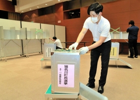 投票箱などを設置する町職員=16日午後、猪名川町文化体育館 投票箱などを設置する町職員=16日午後、猪名川町文化体育館
