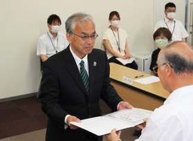 町長選の当選証書を受け取る岡本信司氏=猪名川町役場 町長選の当選証書を受け取る岡本信司氏=猪名川町役場