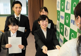 伊藤舞市長に提言書を手渡す学生たち=芦屋市役所 伊藤舞市長に提言書を手渡す学生たち=芦屋市役所