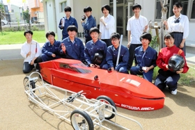 製作途中の車と「ものづくり同好会」のメンバー=尼崎市武庫之荘8 製作途中の車と「ものづくり同好会」のメンバー=尼崎市武庫之荘8