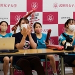 東京五輪の体操女子団体総合決勝に臨んだ杉原愛子(21)を応援するため、杉原が在学する武庫川女子大学(兵庫県西宮市)では27日、体操部のコーチや部員ら計9人が観戦会を開いた。テレビ中継を見ながらオンラインで記者の質問に答えつつ、日本チームの一挙手一投足に大声で声援を送り、健闘の5位をたたえた。(村上貴浩)