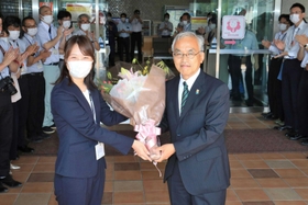 初登庁し、町職員から花束を受け取る岡本信司町長(手前右)=猪名川町役場 初登庁し、町職員から花束を受け取る岡本信司町長(手前右)=猪名川町役場