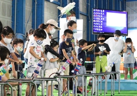 楽しみながらペットボトルで作ったロケットを飛ばす親子連れ=神祇官南公園 楽しみながらペットボトルで作ったロケットを飛ばす親子連れ=神祇官南公園