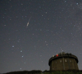 夜空でひときわ輝く流星=猪名川町柏原(畑田尚起さん撮影、20秒間露光) 夜空でひときわ輝く流星=猪名川町柏原(畑田尚起さん撮影、20秒間露光)