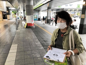 署名活動をするメンバー=JR伊丹駅前(提供) 署名活動をするメンバー=JR伊丹駅前(提供)