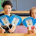 東京五輪男子高飛び込み(6日予選)に出場する兵庫県宝塚市立高司中学校3年の玉井陸斗(14)を応援しようと、高司小学校区まちづくり協議会が特製うちわ500本を作った。玉井が両手を広げて飛び込む勇姿を描き、好演技への願いを込める。