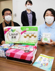 学校へ生理用品を提供するNPO法人「子どものみらい尼崎」の浜田格子理事長(中央)ら=尼崎市役所 学校へ生理用品を提供するNPO法人「子どものみらい尼崎」の浜田格子理事長(中央)ら=尼崎市役所