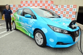 温室効果ガス削減をPRするラッピングが施された伊丹市の電気自動車=伊丹市役所 温室効果ガス削減をPRするラッピングが施された伊丹市の電気自動車=伊丹市役所
