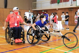 母校で講演し、競技用車いすの操作方法を児童に教える東京パラリンピック銀メダリストの大矢勇気選手=西宮市平木町、平木小学校 母校で講演し、競技用車いすの操作方法を児童に教える東京パラリンピック銀メダリストの大矢勇気選手=西宮市平木町、平木小学校