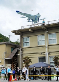 輸送実証実験のため離陸するドローン=猪名川町役場駐車場(撮影・大田将之) 輸送実証実験のため離陸するドローン=猪名川町役場駐車場(撮影・大田将之)