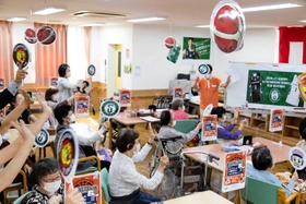 今野選手からのバスケットゴールの寄贈を受け、オンライン越しに感謝を伝える利用者たち(ツクイ西宮浜甲子園提供) 今野選手からのバスケットゴールの寄贈を受け、オンライン越しに感謝を伝える利用者たち(ツクイ西宮浜甲子園提供)